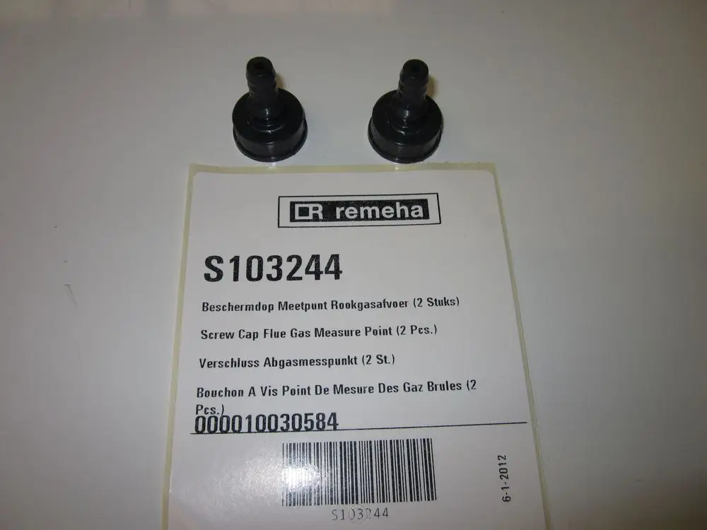 Zwei Schraubkappen für Messpunkte von Remeha, verpackt in einer Tüte mit Artikelbezeichnung und Barcode, auf einem hellen Untergrund.